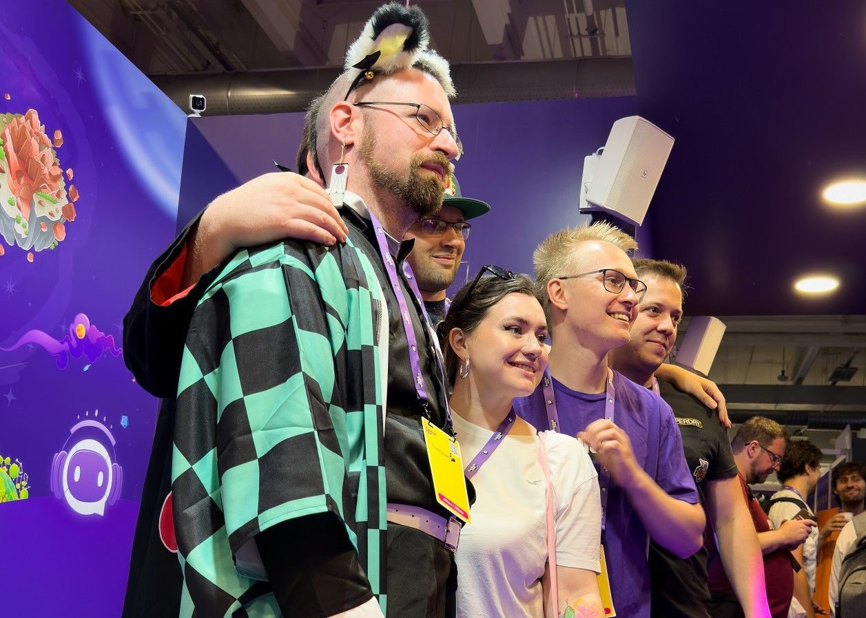 This image shows a group of people in front of the Sound Alerts photo booth at TwitchCon Paris